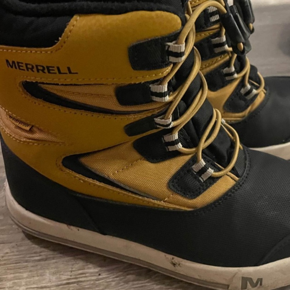 Merrell Black and Yellow Boots with High-Top Design and Lace-Up System